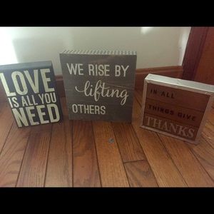 3 small decorative plaques